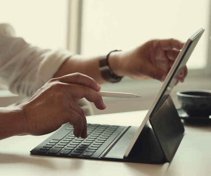 business-laptop-hands-is-left
