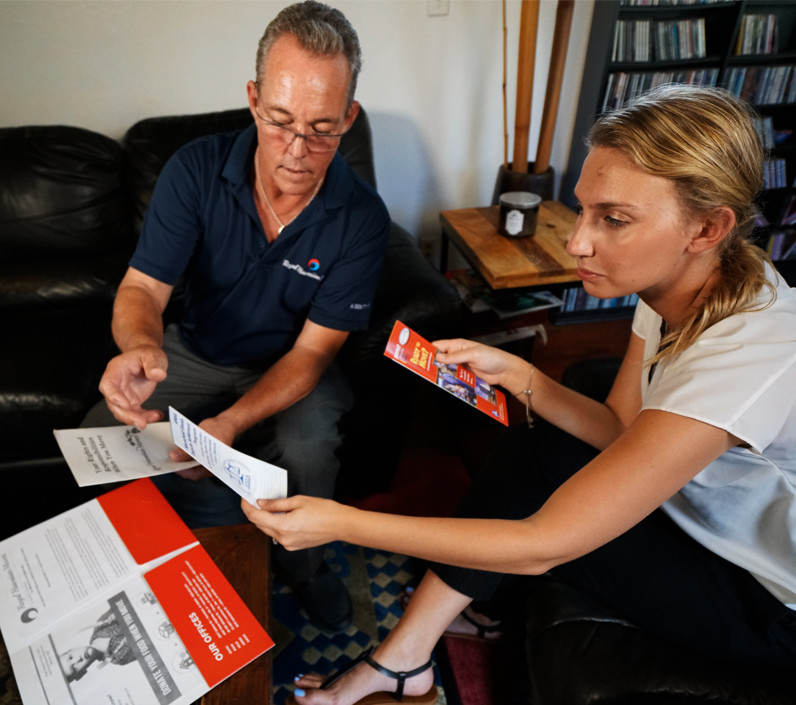 customer-surveyor-discussion-sitting-cs-right