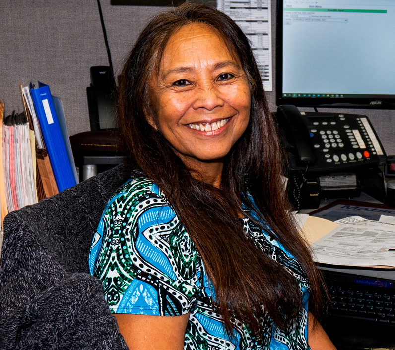 woman-worker-office-smiling-cs-right