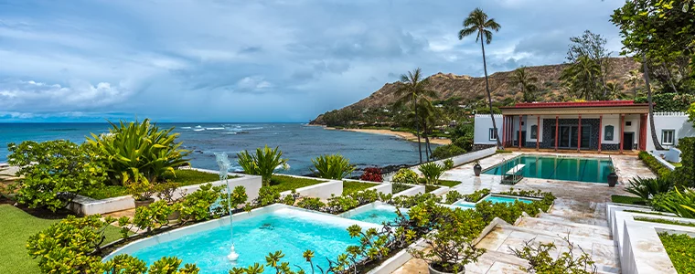 Hawaii house looking over the ocean